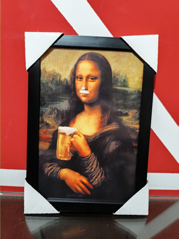 monalisa bebendo cerveja